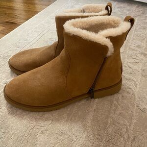 New Romley UGGs size 9